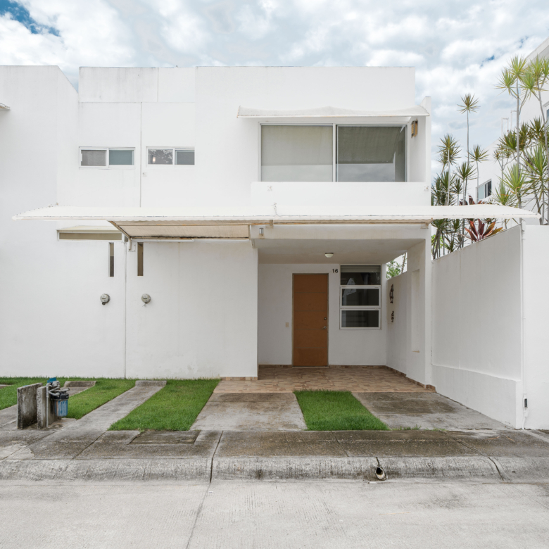 Casa en venta en Las Ceibas, Nuevo Vallarta. 3 recámaras, 3 baños, cochera techada en residencial con seguridad. Ubicación estratégica en Bahía de Banderas. Fachada principal