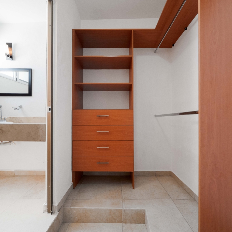 Casa en venta en Las Ceibas, Nuevo Vallarta. 3 recámaras, 3 baños, cochera techada en residencial con seguridad. Ubicación estratégica en Bahía de Banderas. Closet