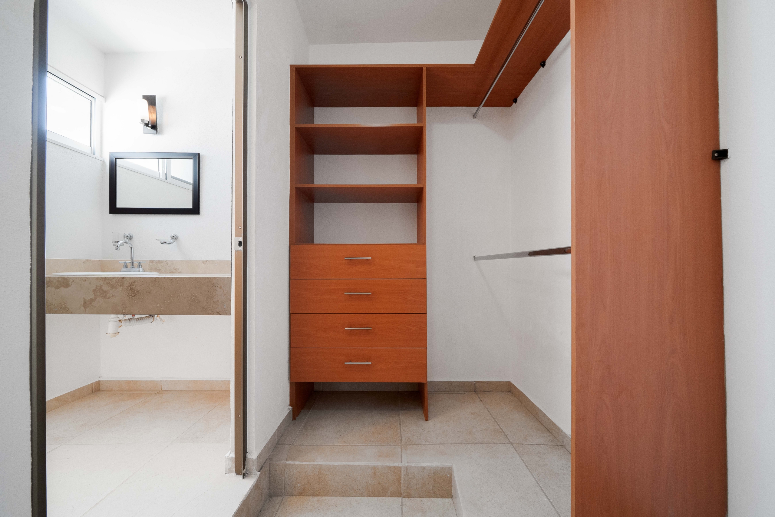 Casa en venta en Las Ceibas, Nuevo Vallarta. 3 recámaras, 3 baños, cochera techada en residencial con seguridad. Ubicación estratégica en Bahía de Banderas. Closet