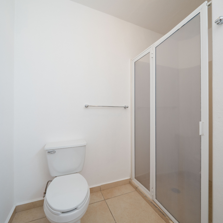 Casa en venta en Las Ceibas, Nuevo Vallarta. 3 recámaras, 3 baños, cochera techada en residencial con seguridad. Ubicación estratégica en Bahía de Banderas. Baño principal