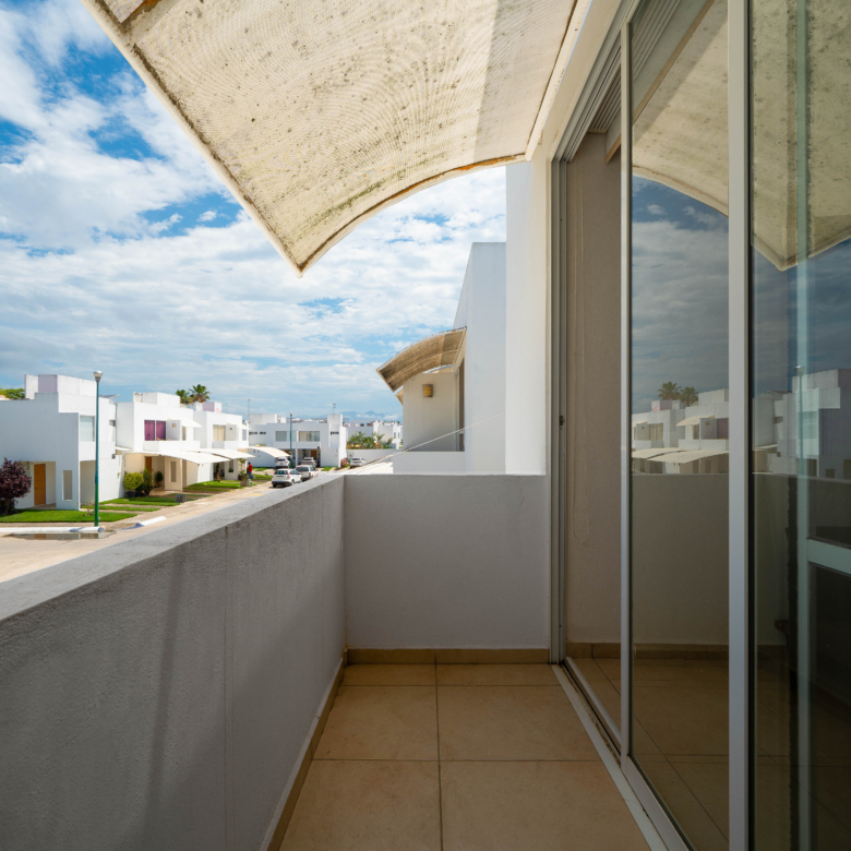 Casa en venta en Las Ceibas, Nuevo Vallarta. 3 recámaras, 3 baños, cochera techada en residencial con seguridad. Ubicación estratégica en Bahía de Banderas. Terraza recámara principal