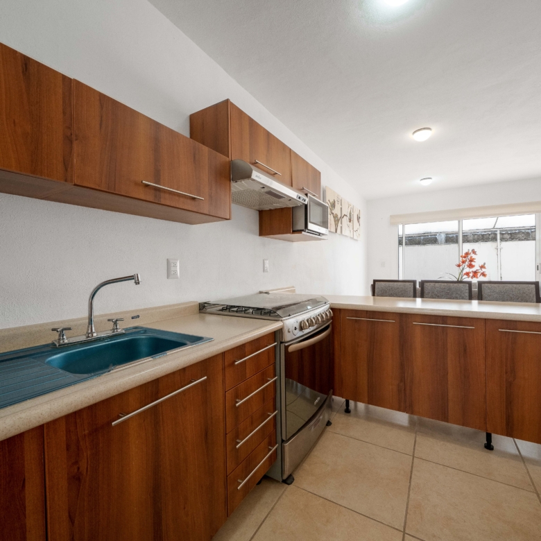 Casa en venta en Las Ceibas, Nuevo Vallarta. 3 recámaras, 3 baños, cochera techada en residencial con seguridad. Ubicación estratégica en Bahía de Banderas. Cocina