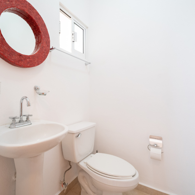 Casa en venta en Las Ceibas, Nuevo Vallarta. 3 recámaras, 3 baños, cochera techada en residencial con seguridad. Ubicación estratégica en Bahía de Banderas. Baño