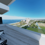 Vista de la unidad de la torre A de V'Boulevard con vista al mar y al estadio de Puerto Vallarta