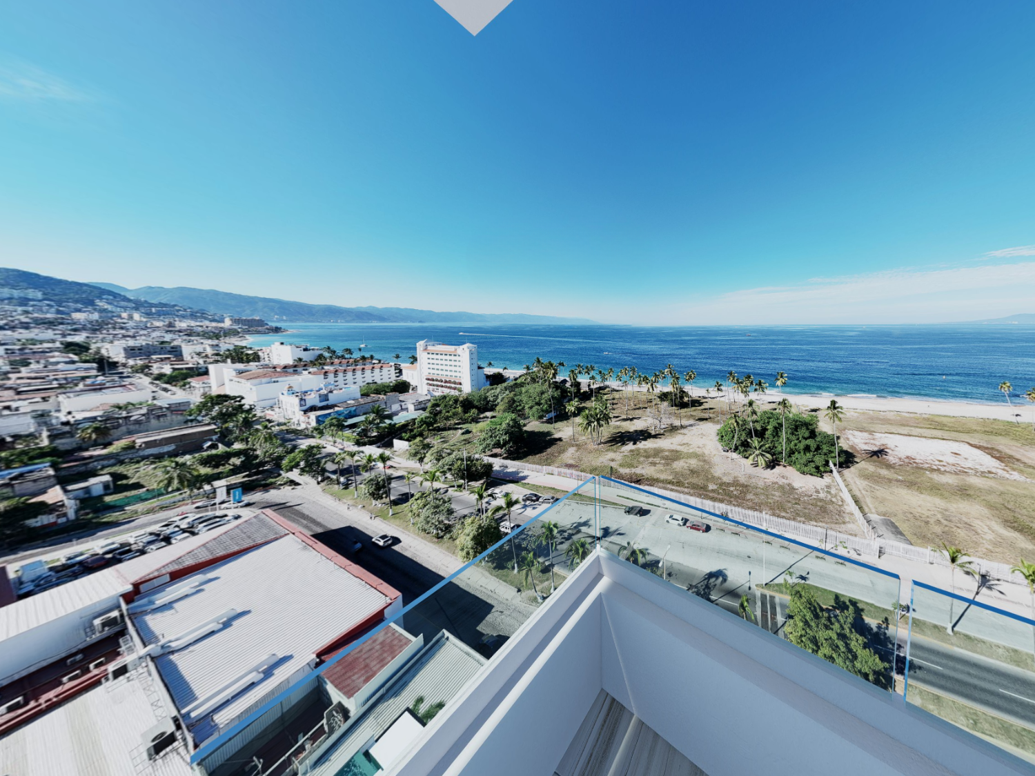 Vista de la unidad Penthouse de la torre A de V'Boulevard con vista al mar y al centro de Puerto Vallarta