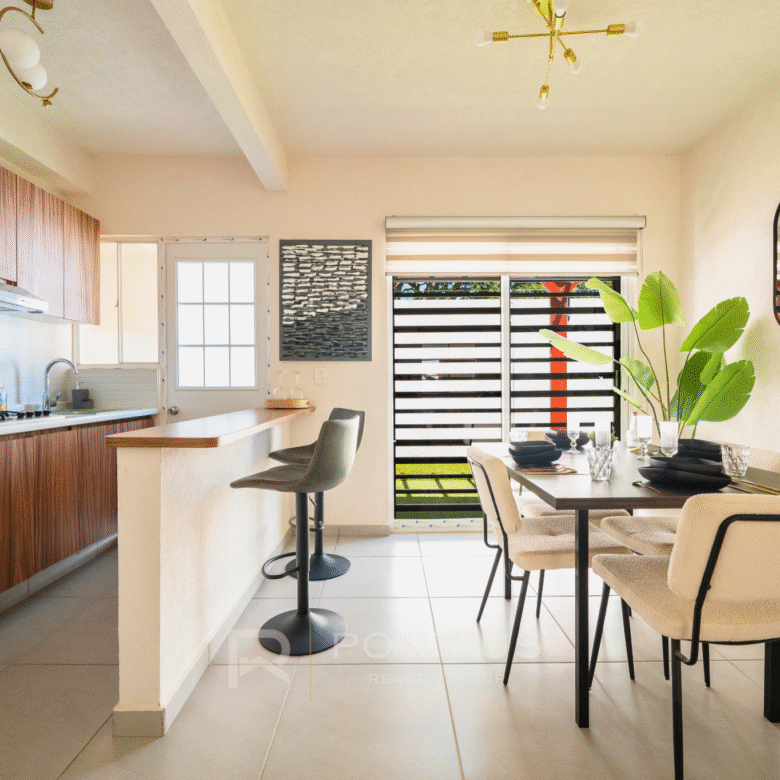 Modelo Ambar de Zafiro Residencial, departamentos en venta en San Vicente, Bahía de Banderas. Sala y cocina.