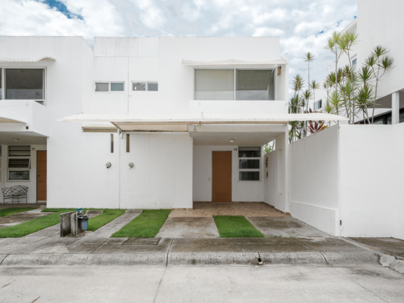 Casa en venta en Las Ceibas, Nuevo Vallarta. 3 recámaras, 3 baños, cochera techada en residencial con seguridad. Ubicación estratégica en Bahía de Banderas. Fachada principal