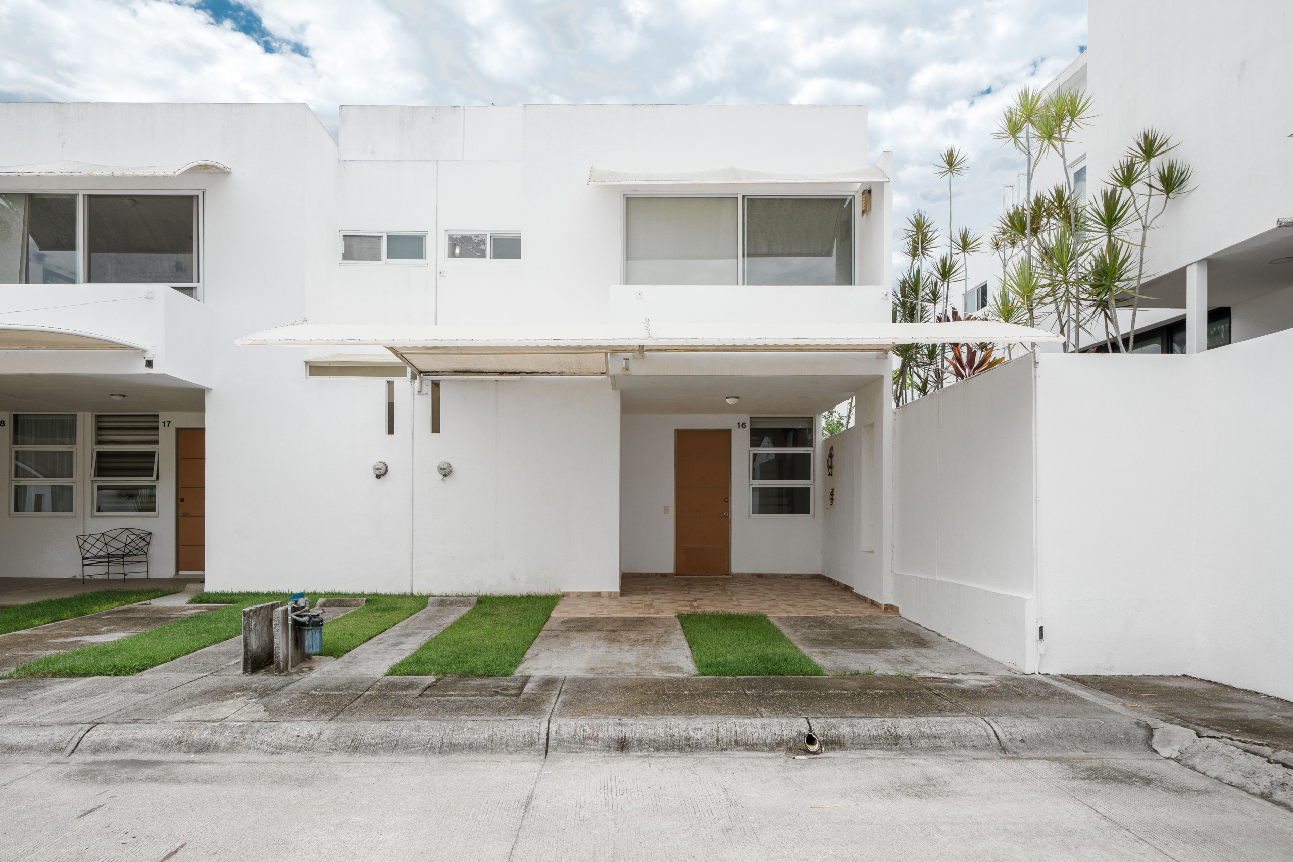 Casa en venta en Las Ceibas, Nuevo Vallarta. 3 recámaras, 3 baños, cochera techada en residencial con seguridad. Ubicación estratégica en Bahía de Banderas. Fachada principal