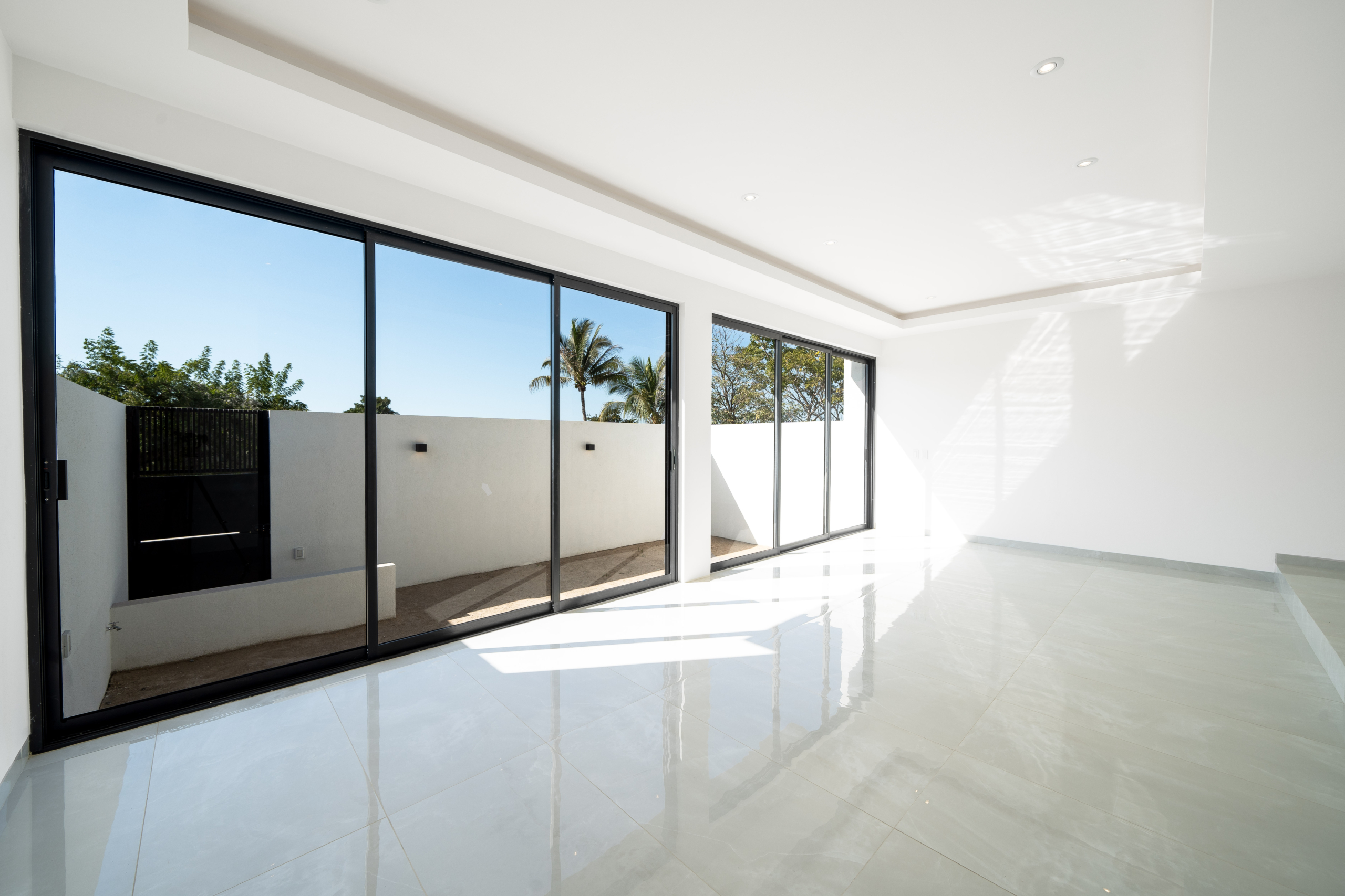 Amplia área de sala y comedor con diseño de espacios abiertos y gran iluminación natural, perfecta para el entretenimiento en la vivienda PV.